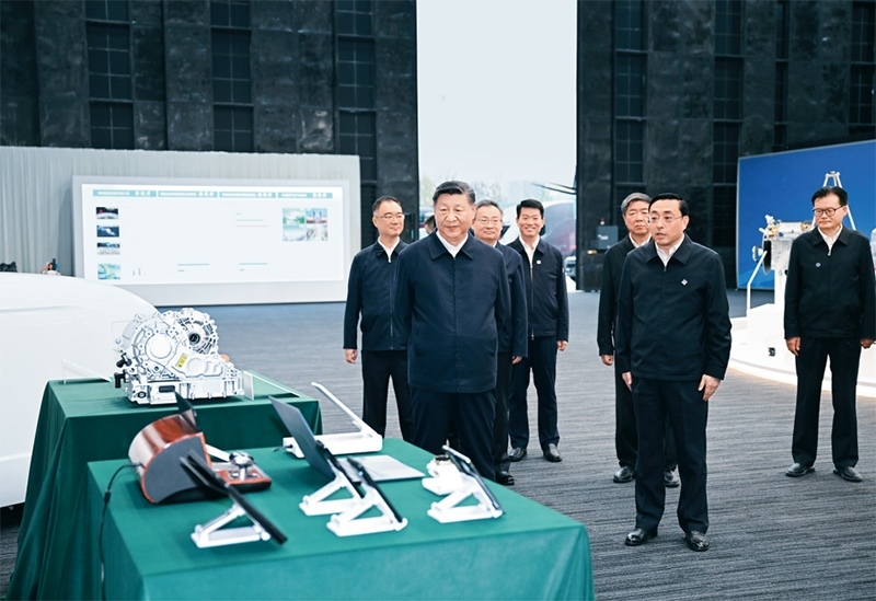 2024年10月17日至18日，中共中央總書記、國(guó)家主席、中央軍委主席習(xí)近平在安徽考察。這是17日下午，習(xí)近平在合肥濱湖科學(xué)城察看安徽省重大科技創(chuàng)新成果集中展示。 新華社記者 謝環(huán)馳/攝