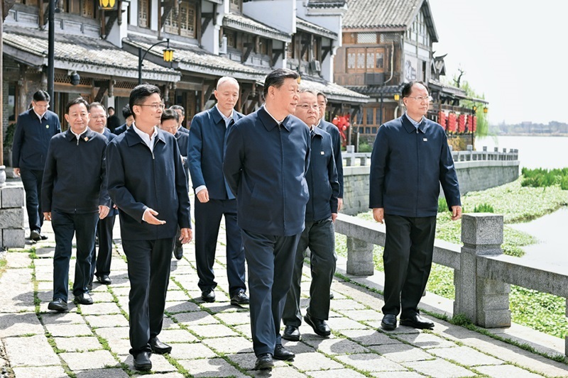 2024年3月18日至21日，中共中央總書記、國(guó)家主席、中央軍委主席習(xí)近平在湖南考察。這是19日上午，習(xí)近平在常德河街考察。 新華社記者 謝環(huán)馳/攝