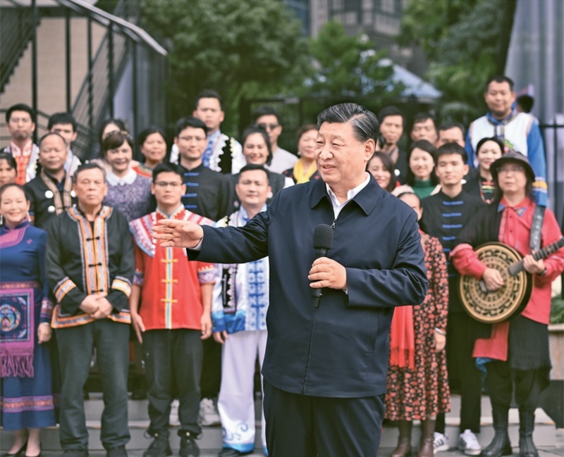 2023年12月14日至15日，中共中央總書記、國(guó)家主席、中央軍委主席習(xí)近平在廣西考察。這是14日上午，習(xí)近平在南寧市良慶區(qū)蟠龍社區(qū)考察時(shí)，同社區(qū)各族群眾親切交流。 新華社記者 燕雁/攝