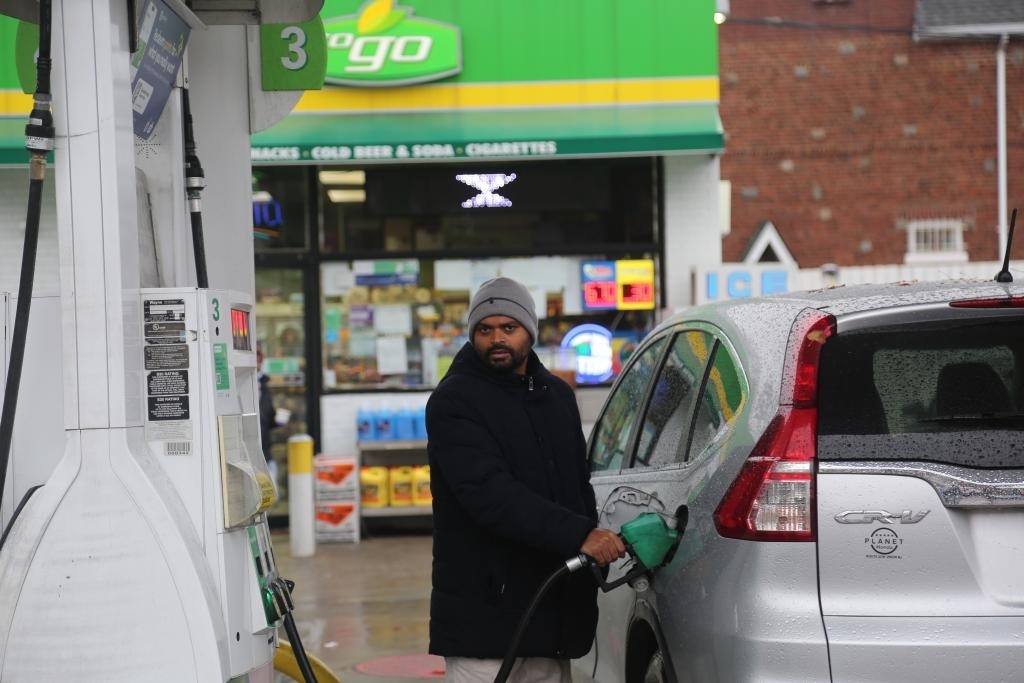 2024年12月11日，一名男子在美國(guó)紐約一處加油站加油。新華社記者劉亞南 攝