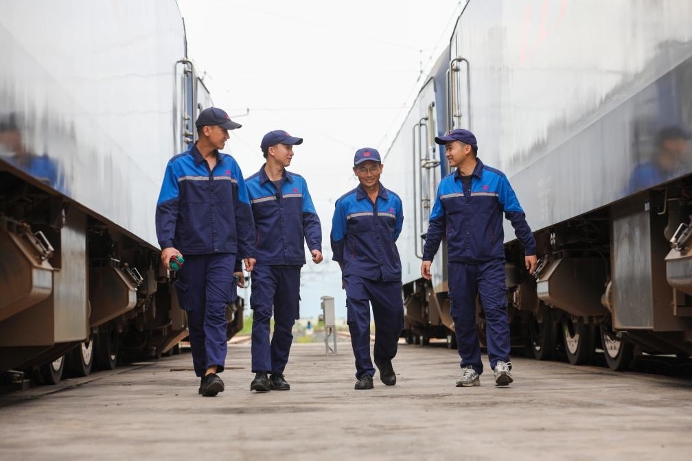 2024年9月9日，來自中國、老撾的師徒4人在中老鐵路萬象運(yùn)營管理中心的機(jī)車檢修庫內(nèi)。新華社發(fā)（楊永全攝）