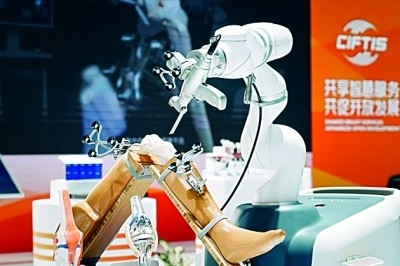 2024年中國國際服務(wù)貿(mào)易交易會(huì)上展出的人工智能骨科手術(shù)機(jī)器人。新華社發(fā)