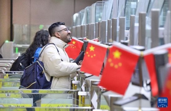 1月2日，國外旅客通過大興機場邊檢站入境。新華社記者 李欣 攝