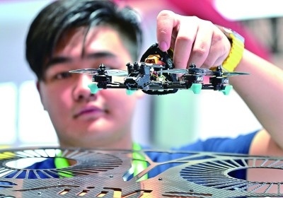 在首屆晉江科技成果轉(zhuǎn)化對(duì)接洽談會(huì)智能裝備展位，工作人員在展示無人機(jī)研究成果。新華社發(fā)