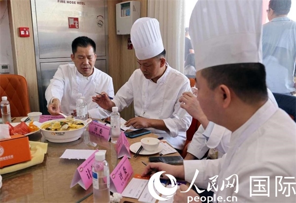 評委正在品嘗菜品并打分。人民網(wǎng)記者 管克江攝