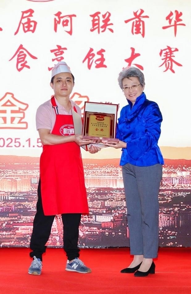 中國駐迪拜總領(lǐng)事歐渤芊（右）為金獎獲得者頒獎。主辦方供圖