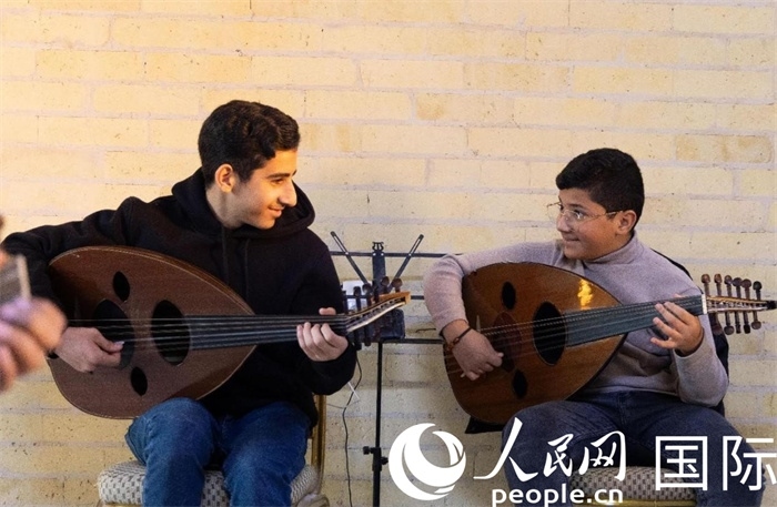 兩名年輕的烏德琴學員。人民網(wǎng) 伊納斯·易卜拉欣攝