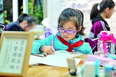 在河南洛陽市澗西區(qū)長安路街道長安路二社區(qū)共享自習(xí)室內(nèi)，孩子們在學(xué)習(xí)。李衛(wèi)超攝/光明圖片