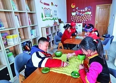 浙江岱山縣秀山鄉(xiāng)秀南村“民生小鋪”里，放學(xué)后的小學(xué)生在下棋。新華社發(fā)