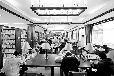 重慶大學(xué)圖書館，大學(xué)生們正在讀書學(xué)習(xí)。孫凱芳攝/光明圖片
