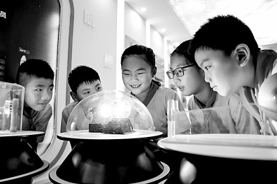 江西省南昌市青云客航天科創(chuàng)空間青少年科普館，孩子們?cè)谟^察光壓傳動(dòng)試驗(yàn)。鮑贛生攝/光明圖片