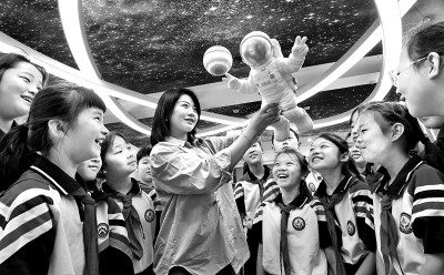 河北省邯鄲市邯山區(qū)實(shí)驗(yàn)小學(xué)老師向?qū)W生們介紹航空航天知識(shí)。郝群英攝/光明圖片