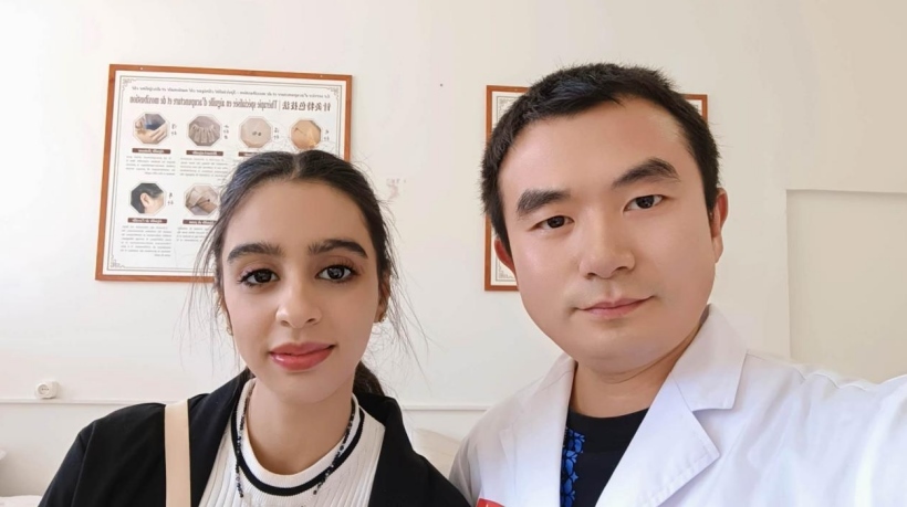 康復(fù)后的阿斯瑪與中國醫(yī)生梁敏。中國援阿爾及利亞醫(yī)療隊(duì)供圖