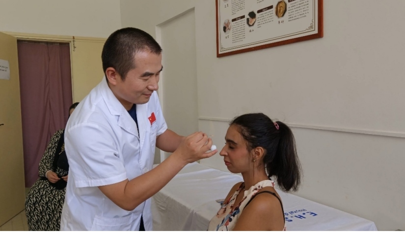 中國醫(yī)生為患者針灸治療。中國援阿爾及利亞醫(yī)療隊(duì)供圖