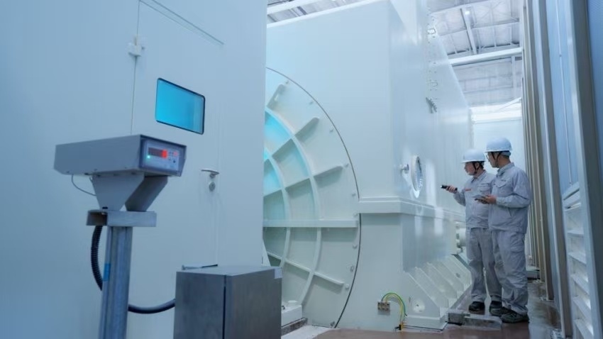 工作人員檢查300兆瓦壓氣儲能示范工程發(fā)電機(jī)。受訪者供圖