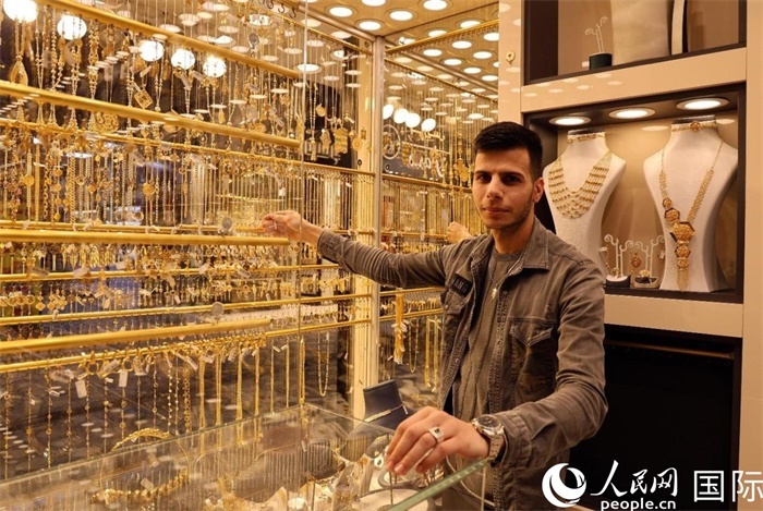 一名銷售員展示黃金飾品。人民網 伊納斯·易卜拉欣攝