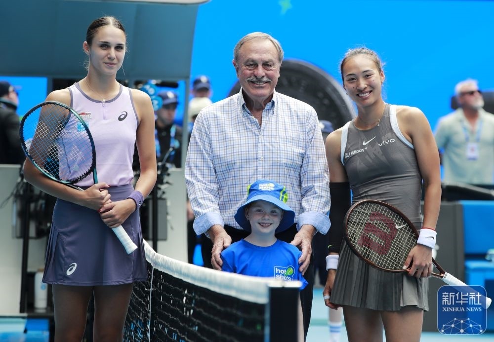 ↑鄭欽文（右）、托多尼（左）在比賽前與澳大利亞網(wǎng)球名將約翰·紐康姆合影。新華社記者 馬平 攝