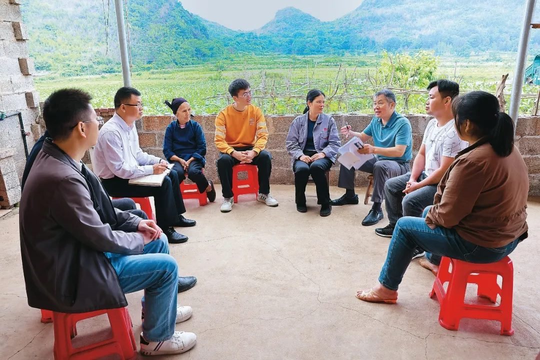 △法學會法律咨詢專家等入戶走訪、調(diào)解糾紛。