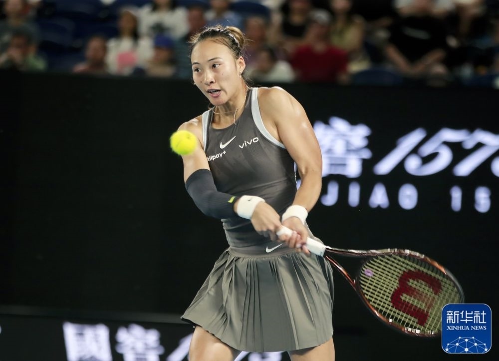 ↑鄭欽文在比賽中回球。新華社記者 馬平 攝