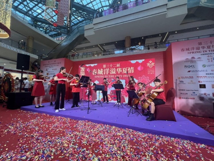 來自中國和新加坡的藝術(shù)團體聯(lián)袂表演了歌舞、器樂、武術(shù)、雜技等多種形式的文藝節(jié)目?；顒又鬓k方供圖