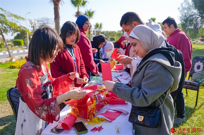 學(xué)生們踴躍參與中國(guó)文化體驗(yàn)活動(dòng)。人民網(wǎng) 塔里克·易卜拉欣攝