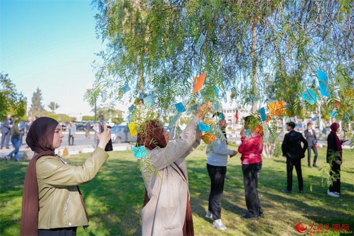 學(xué)生們踴躍參與中國(guó)文化體驗(yàn)活動(dòng)。人民網(wǎng) 塔里克·易卜拉欣攝