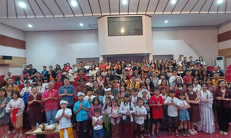 出席活動的師生與嘉賓合影。巴陵康孔子學(xué)院供圖