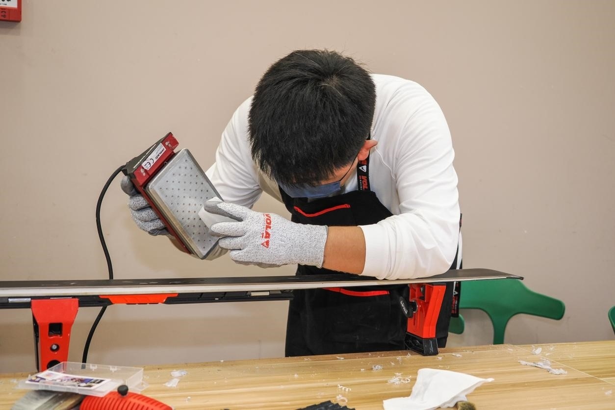 米嘉軒正在給雪板打蠟。受訪者供圖