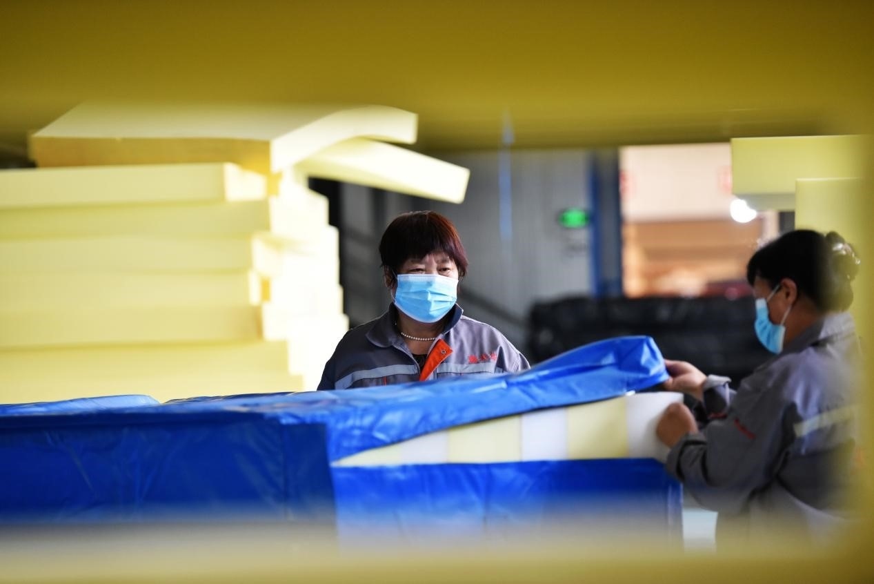 定州市某公司生產(chǎn)的短道速滑防護(hù)墊、速度滑冰防護(hù)墊、雪上防護(hù)墊等產(chǎn)品。白永民攝