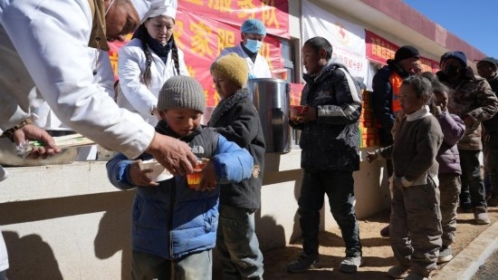 1月14日，廚師們正在給前來用餐的小朋友們打飯。新華社記者 邱星翔 攝