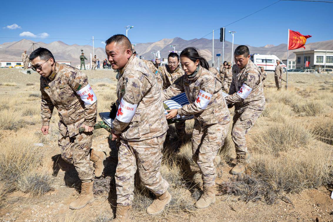 1月9日，日喀則定日縣長(zhǎng)所鄉(xiāng)，西藏軍區(qū)總醫(yī)院醫(yī)療隊(duì)隊(duì)員將受傷村民用擔(dān)架從救護(hù)車準(zhǔn)備抬上直升機(jī)，轉(zhuǎn)運(yùn)至拉薩的西藏軍區(qū)總醫(yī)院救治。人民日?qǐng)?bào)記者張武軍攝