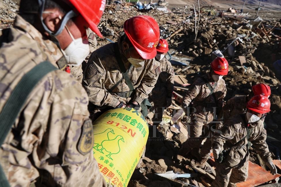 1月10日，定日縣長(zhǎng)所鄉(xiāng)古榮村，武警官兵幫助受災(zāi)群眾整理廢墟，搶救被掩埋的物資。環(huán)球時(shí)報(bào)記者崔萌攝