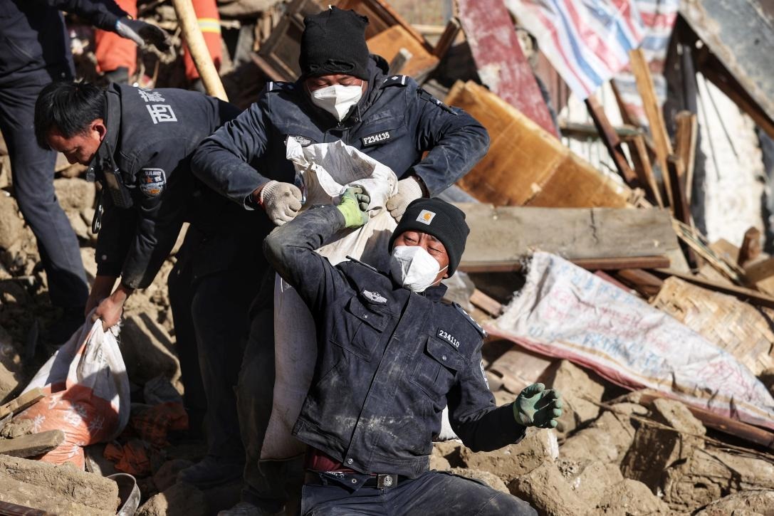 1月9日，定日縣長(zhǎng)所鄉(xiāng)古榮村，日喀則市公安局民警協(xié)助受災(zāi)群眾清理廢墟。 環(huán)球時(shí)報(bào)記者 崔萌攝