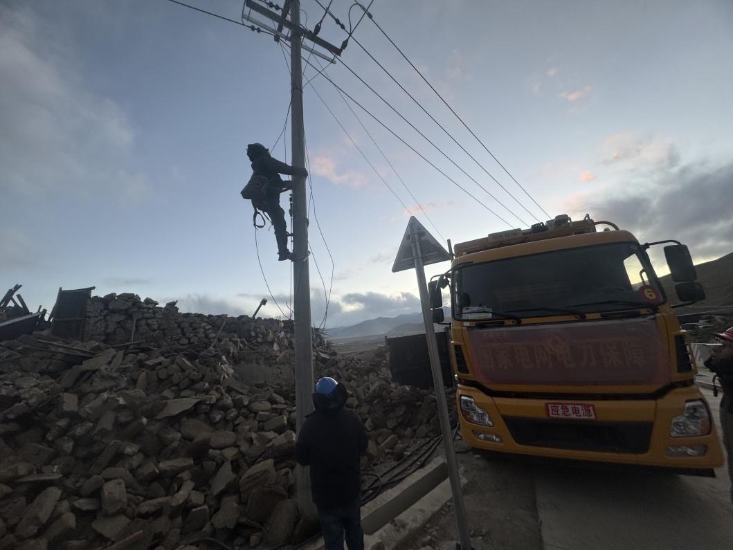 1月10日，定日縣長(zhǎng)所鄉(xiāng)，國(guó)家電網(wǎng)西藏電力員工正在搶修災(zāi)區(qū)受損線路。人民日?qǐng)?bào)記者宋豪新攝