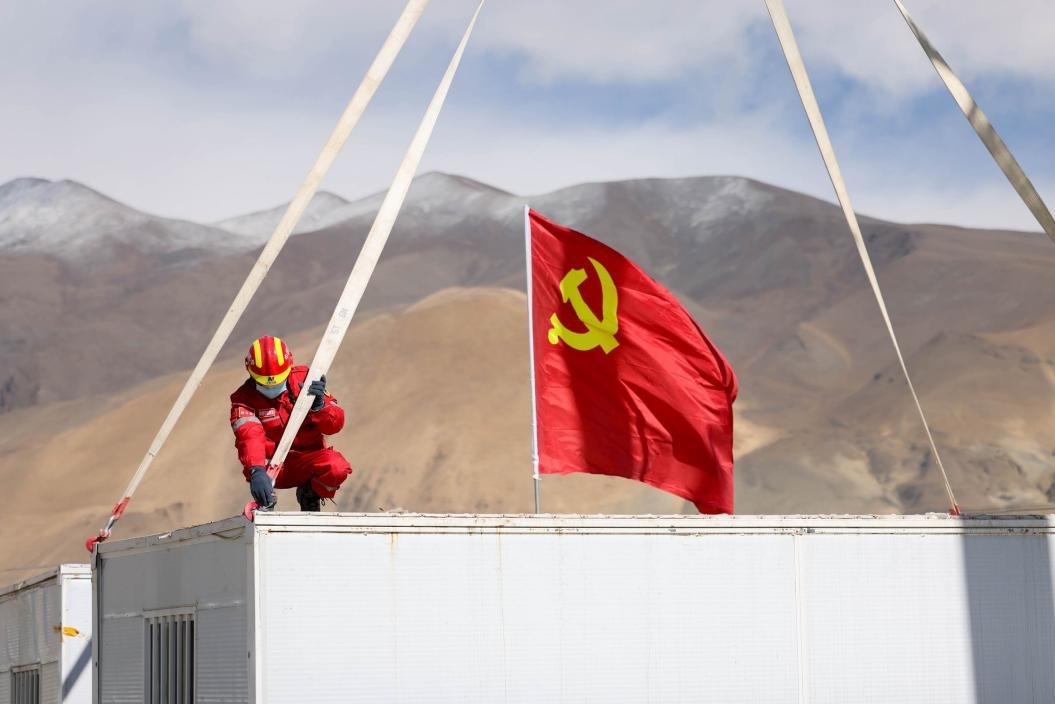 1月13日，定日縣長(zhǎng)所鄉(xiāng)嘎布村安置點(diǎn)，中國(guó)安能三局成都基地支援震區(qū)的黨員突擊隊(duì)隊(duì)員在搭建活動(dòng)板房。人民日?qǐng)?bào)記者張武軍攝