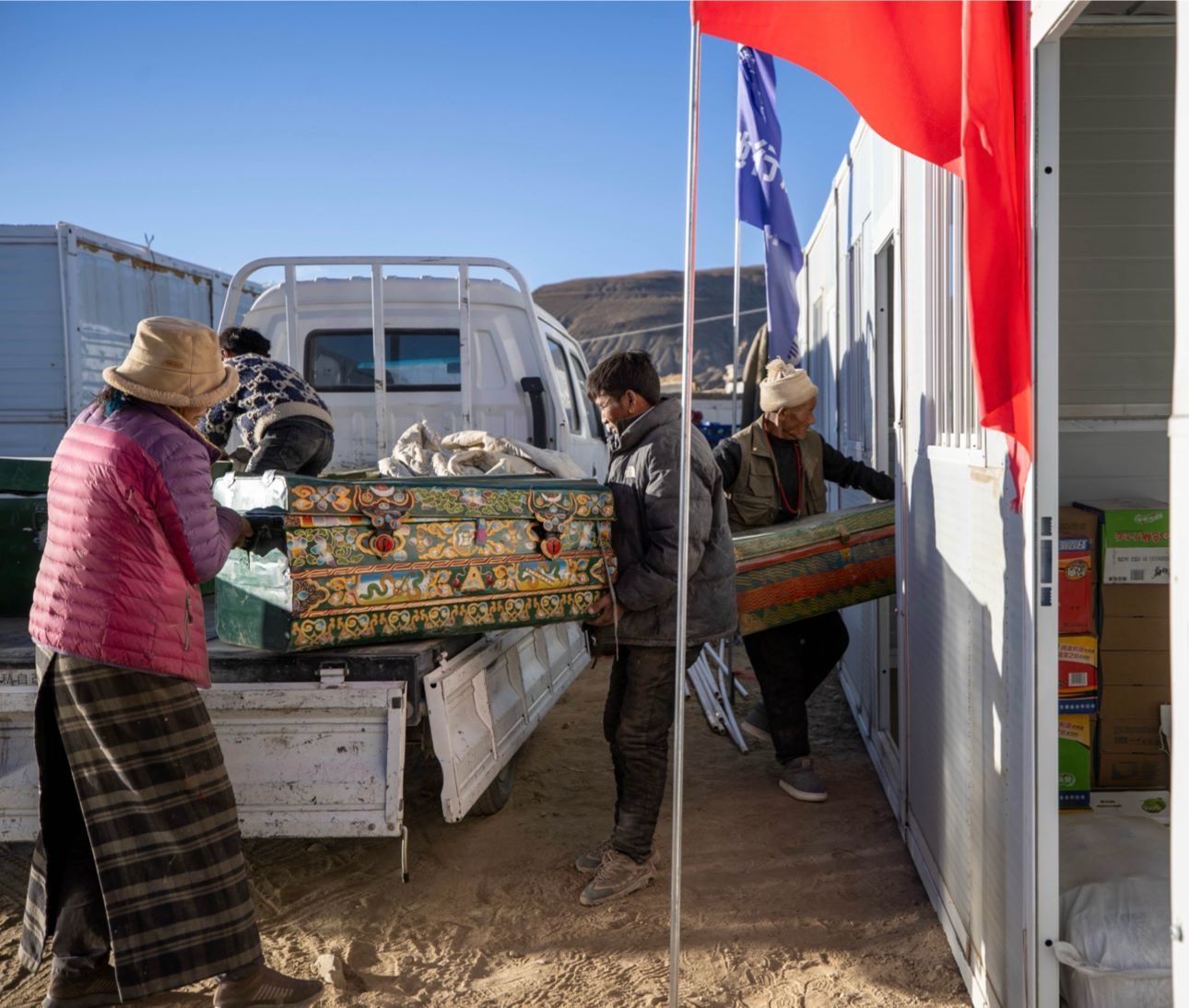 1月11日，西藏定日縣曲洛鄉(xiāng)措昂村，首批入住活動(dòng)板房的村民正在搬運(yùn)物品，為入住做準(zhǔn)備。人民日?qǐng)?bào)記者張武軍攝