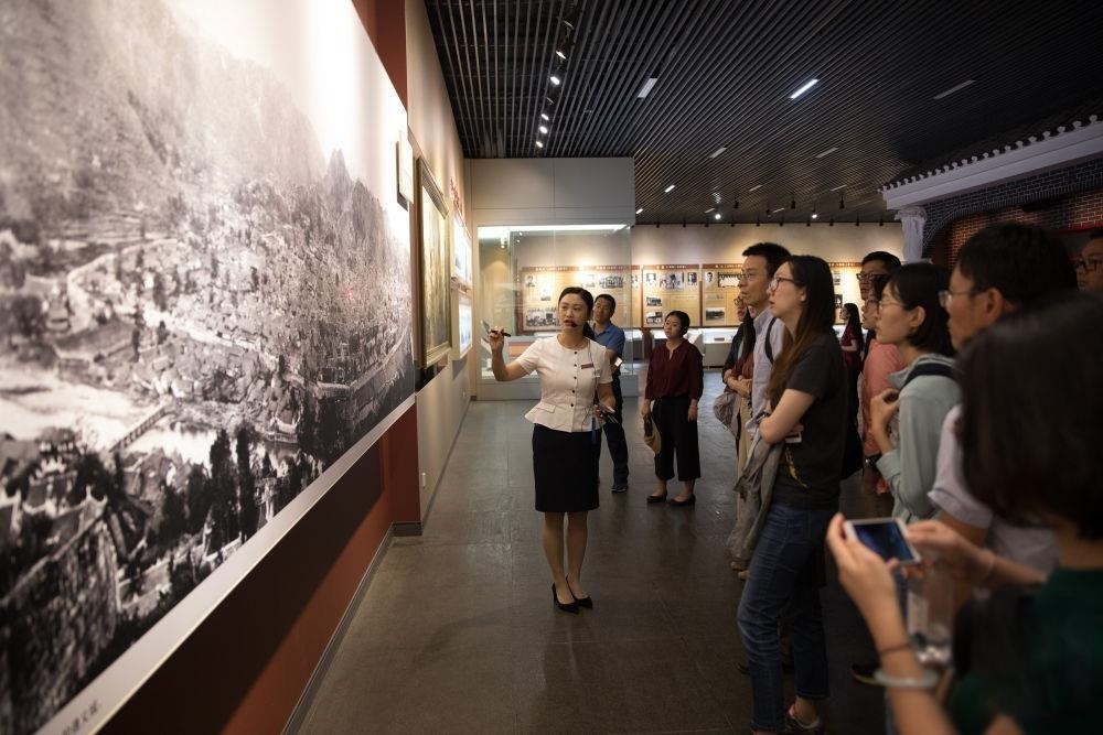 △參觀者在遵義會(huì)議紀(jì)念館聽取介紹。