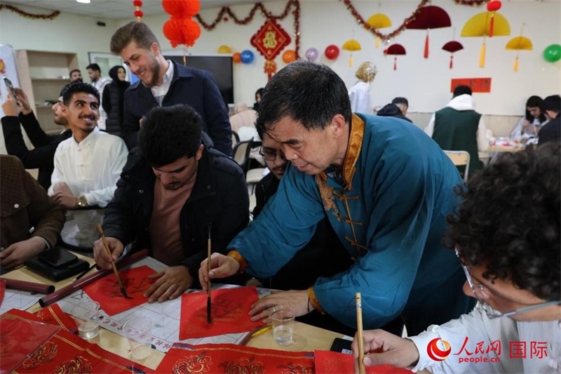 寫(xiě)福字。人民網(wǎng)伊納斯·易卜拉欣攝