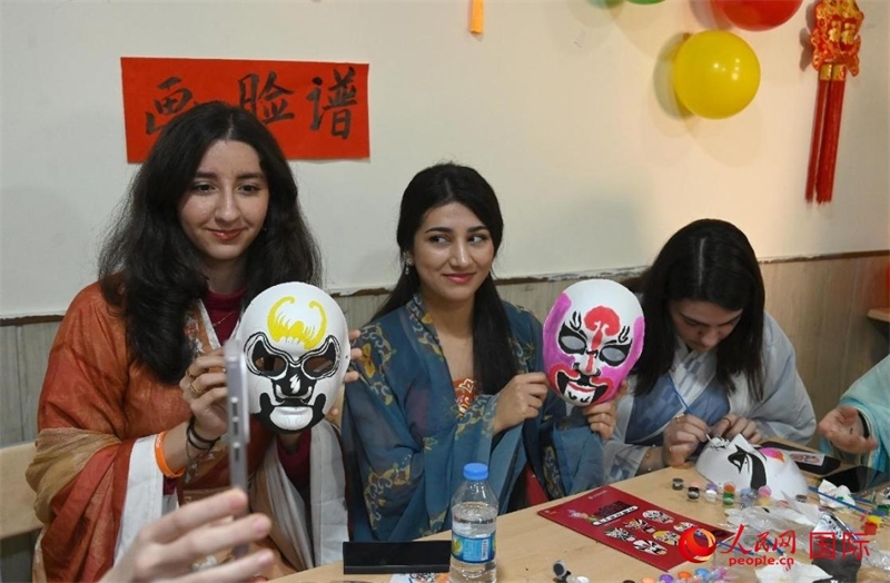 畫(huà)臉譜。人民網(wǎng)伊納斯·易卜拉欣攝