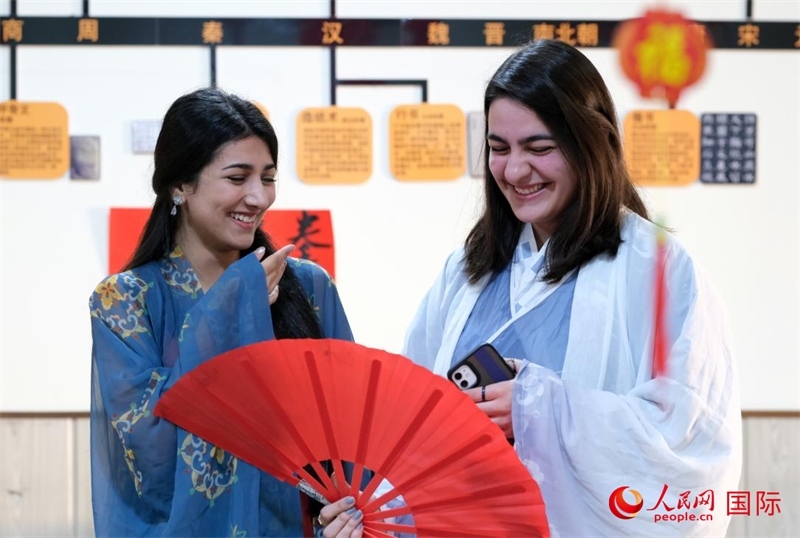 兩名參加活動(dòng)的學(xué)生。人民網(wǎng)伊納斯·易卜拉欣攝