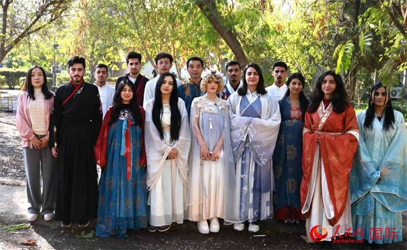 部分參加活動(dòng)的師生合影。人民網(wǎng)伊納斯·易卜拉欣攝