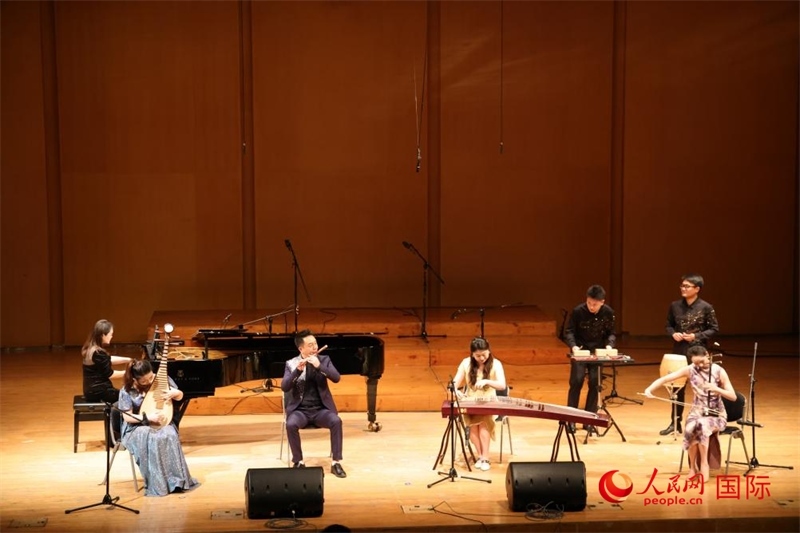 來自云南藝術學院的音樂家在演奏《金蛇狂舞》。人民網(wǎng)記者 楊一攝