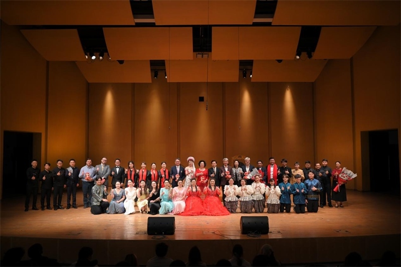 音樂會嘉賓與表演者集體合影?；顒又鬓k方供圖