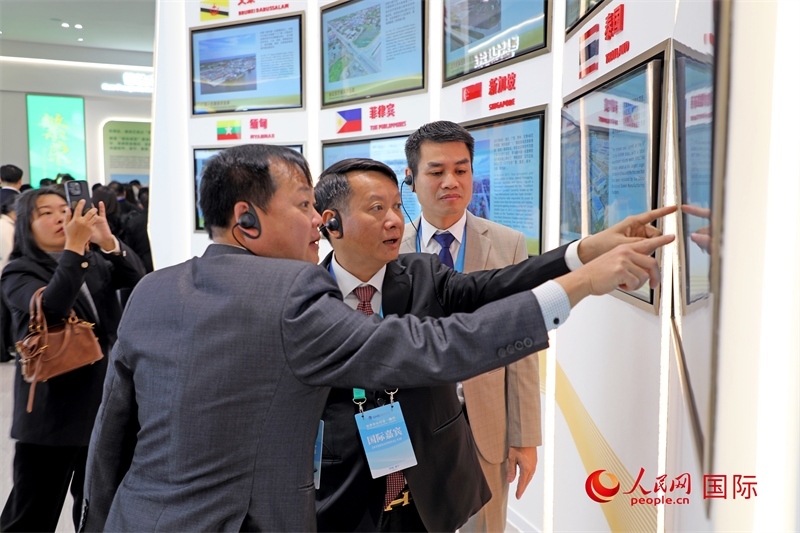 越南參會(huì)代表在南寧國際會(huì)展中心參觀。人民網(wǎng)記者 趙益普攝