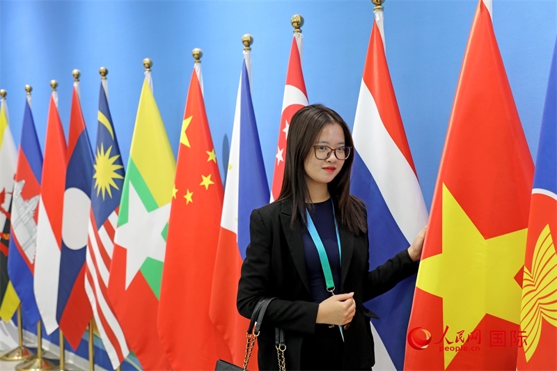 越南芒街市參會(huì)代表在南寧國際會(huì)展中心參觀。人民網(wǎng)記者 趙益普攝