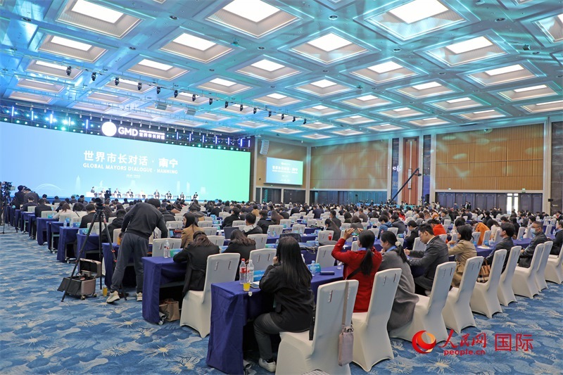 這是1月16日在南寧國際會(huì)展中心拍攝的“世界市長對(duì)話·南寧”活動(dòng)現(xiàn)場(chǎng)。人民網(wǎng)記者 趙益普攝