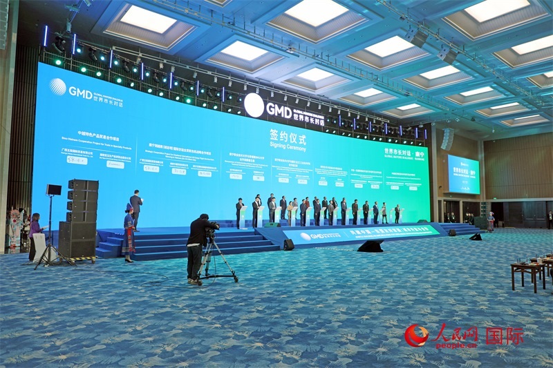 活動(dòng)現(xiàn)場(chǎng)舉行的中國同東盟國家交流合作項(xiàng)目簽約。人民網(wǎng)記者趙益普攝