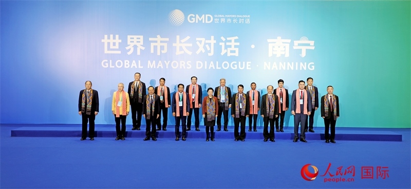 在南寧國際會(huì)展中心金桂花廳外，參加活動(dòng)的中國和東盟國家市長合影留念。人民網(wǎng)記者 趙益普攝