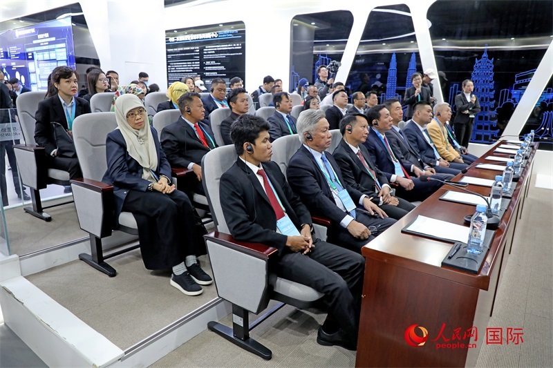 參加活動(dòng)的東盟國家市長在中國—東盟新型智慧城市協(xié)同創(chuàng)新中心參觀調(diào)研。人民網(wǎng)記者 趙益普攝