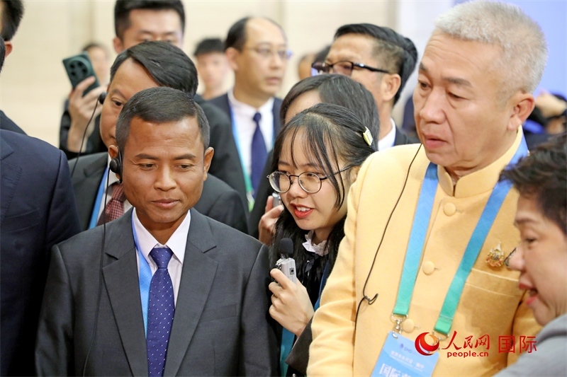 東盟國家市長在觀看、體驗(yàn)?zāi)蠈幏沁z展示。人民網(wǎng)記者 趙益普攝